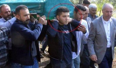 Babasının öldürdüğü annesinin tabutunu taşıdı