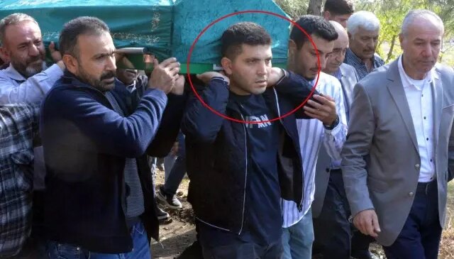Babasının öldürdüğü annesinin tabutunu taşıdı