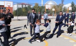 Bakan Tekin öğrencilerle yakantop oynayıp halat çekti