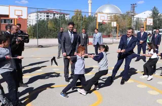 Bakan Tekin öğrencilerle yakantop oynayıp halat çekti