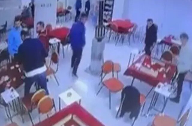 6.1’lik deprem sırasında herkes kaçarken onlar okey oynamaya devam etti