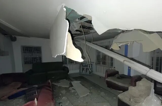 Balıkesir’deki depremde Manisa’da bir evin tavanı çöktü