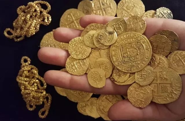 Batan geminin enkazından 1 milyon dolarlık hazine çıkarıldı! Para dalgıçlara verilecek