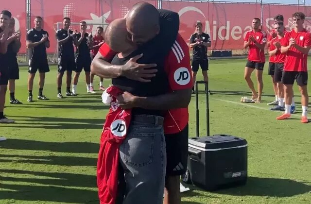 Beğeni yağıyor! Yıldız futbolcunun eşine unutamayacağı destek