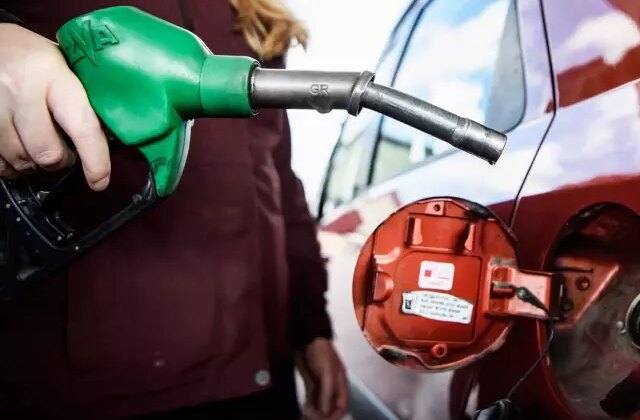 Benzine gece yarısı 1 lira 14 kuruşluk zam