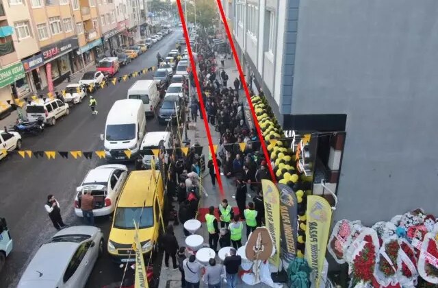 Bin liralık ürünün 100 TL’ye satılması izdihama neden oldu