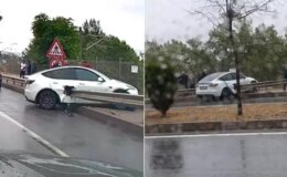 Böyle kaza görülmedi! Bariyer Tesla’yı delip geçti