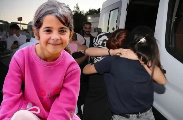 Cezaevinden çıkan Güran ailesi üyeleri, Narin’in mezarını ziyaret etti
