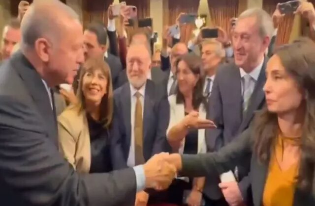 Cumhurbaşkanı Erdoğan, Genel Kurul’da fark etmediği DEM Partili Hatimoğulları’yla resepsiyonda tokalaştı: Kusura bakmayın