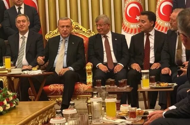 Cumhurbaşkanı Erdoğan, Davutoğlu ve Babacan yıllar sonra yan yana geldi