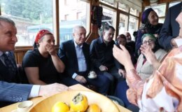 Cumhurbaşkanı Erdoğan memleketinde komşularıyla hasret giderdi