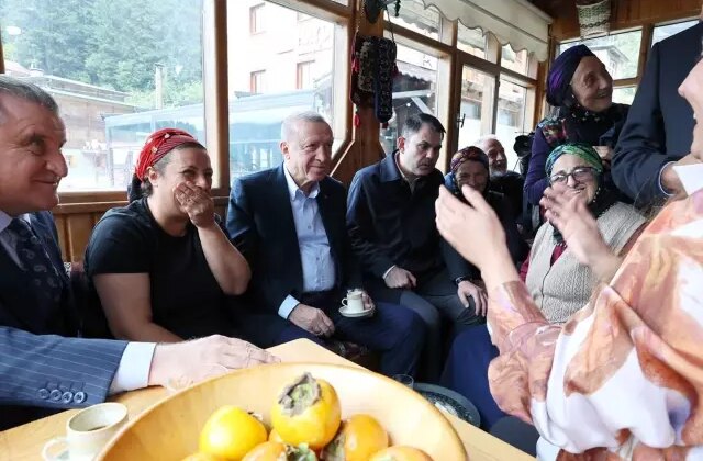 Cumhurbaşkanı Erdoğan memleketinde komşularıyla hasret giderdi
