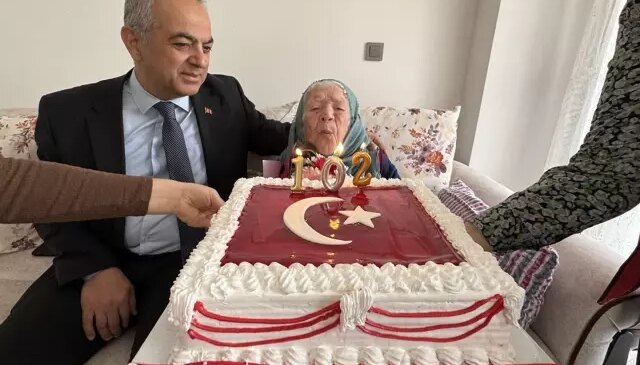 Cumhuriyet ile yaşıt Nazife nine Ay-yıldızlı pastasını üfledi