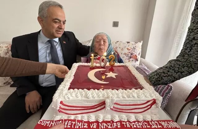 Cumhuriyet ile yaşıt Nazife nine Ay-yıldızlı pastasını üfledi 1 Cumhuriyet ile yaşıt Nazife nine Ay-yıldızlı pastasını üfledi