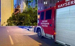 Dehşet anları! Döner bıçağını kendi boğazına dayadı