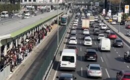 Deprem sonrası büyük panik! Aracını alan sokağa çıktı, trafik kilitlendi