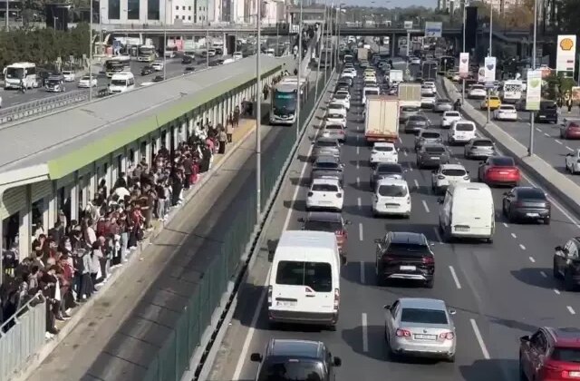 Deprem sonrası büyük panik! Aracını alan sokağa çıktı, trafik kilitlendi