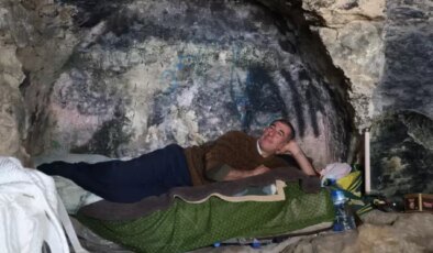 Depremden sonra mağarada yaşamaya başlayan adamı yıkan karar