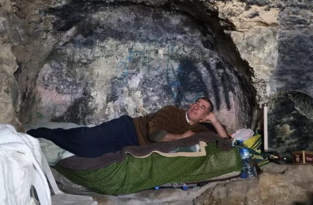 Depremden sonra mağarada yaşamaya başlayan adamı yıkan karar