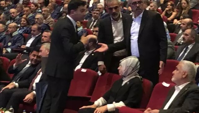 Diyarbakır’daki törende protokol krizi! DEM’li eş başkanlar salonu terk etti