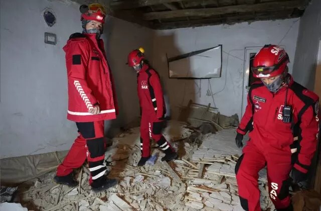 Düğün hazırlığı yapan ailenin üzerine evin tavanı çöktü