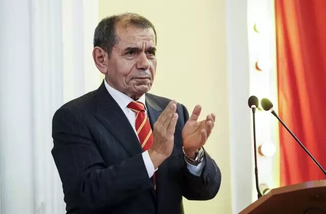 Dursun Özbek, tarihi zaferin ardından soyunma odasında müjdeyi verdi