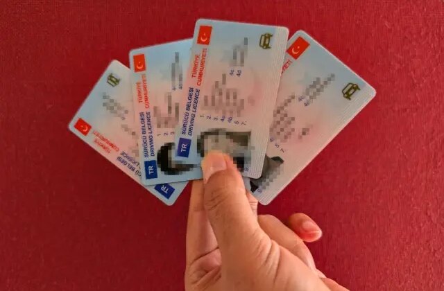 Ehliyet yenileme için bugün son gün! Yarından itibaren ücret 7 bin 500 liraya çıkacak 1 Ehliyet yenileme için bugün son gün! Yarından itibaren ücret 7 bin 500 liraya çıkacak