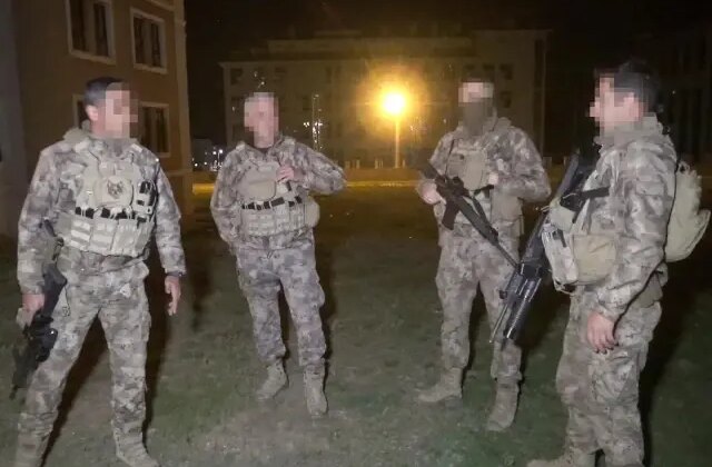 Emniyetin duvarına tırmanan şahıs ekipleri alarma geçirdi! Savunması inanılmaz