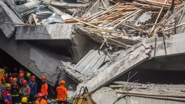 Endonezya’da okul binasının çökmesi sonucu hayatını kaybedenlerin sayısı 37’ye yükseldi