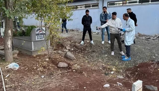Eşinin kabrini ziyarete giden şahıs, mezarda korkunç manzarayla karşılaştı