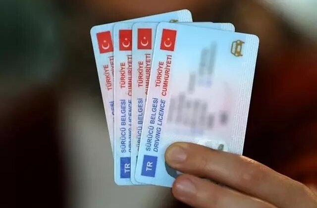 Eski ehliyetler için süre yarın doluyor! Yenileme ücreti 7 bin 438 liraya yükselecek