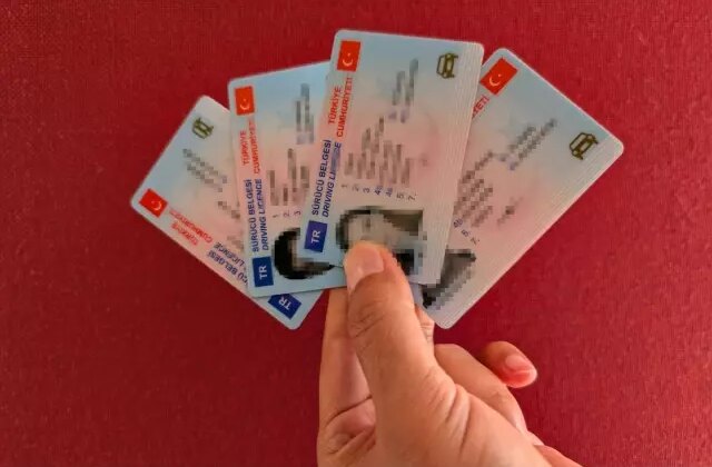 Eski tip ehliyetin yenilemesi için son tarih açıklandı! Süre bu sefer uzatılmayacak