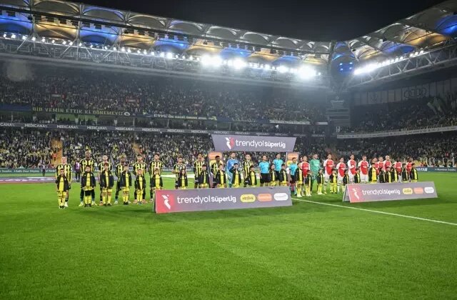 Fenerbahçe-Karagümrük maçında olay! Hakeme tepki gösteren Süleyman Hurma stadı terk etti