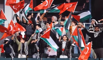 Filistinli çocuklar ve refakatçileri, Türkiye-Gürcistan maçı için tribünde