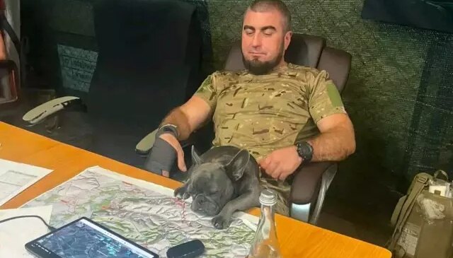 Fotoğrafa bakanlar hemen fark etti! Ukraynalı komutandan skandal hata