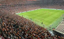 Galatasaray futbolcuları, Beşiktaş maçında sahaya köpeklerle çıkacak