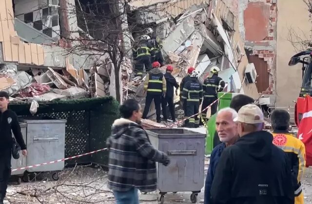 Gebze'de 5 katlı bina çöktü! Enkaz altında kalanlar var 1 Gebze’de 5 katlı bina çöktü! Enkaz altında kalanlar var