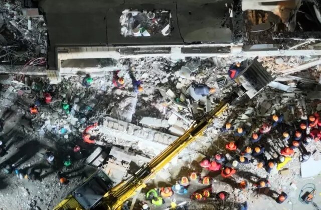 Gebze'de çöken binanın enkazından 19. saatte bir kişi daha çıkarıldı 1 Gebze’de çöken binanın enkazından 19. saatte bir kişi daha çıkarıldı