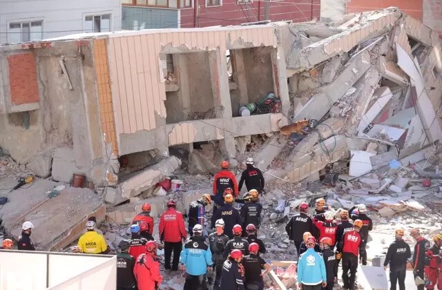 Gebze'de yıkılan binada 2 kişinin cansız bedenine ulaşıldı, 1 kişi sağ çıkarıldı 1 Gebze’de yıkılan binada 2 kişinin cansız bedenine ulaşıldı, 1 kişi sağ çıkarıldı