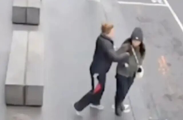 Genç kadın, işer giderken tanımadığı kişi tarafından bıçaklandı