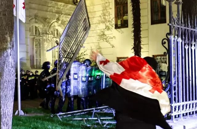 Gürcistan’da yer yerinden oynadı, protestocular Cumhurbaşkanlığı Sarayı’nı ele geçirmeye çalıştı