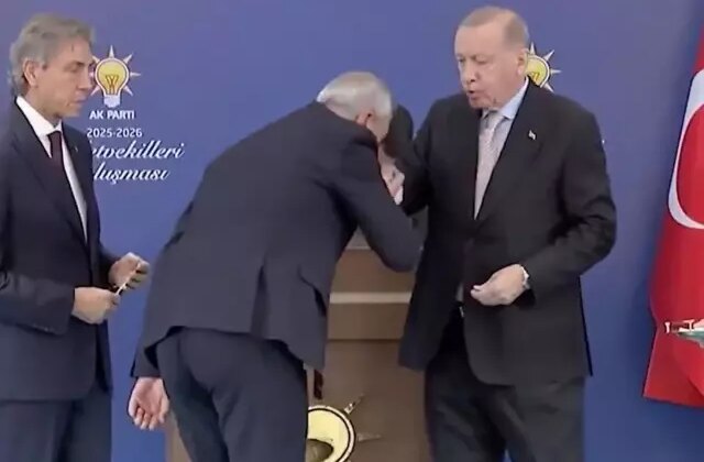 “Halk buyurursa yaparım” demişti, Erdoğan’ın elini öperek AK Parti saflarına geçti