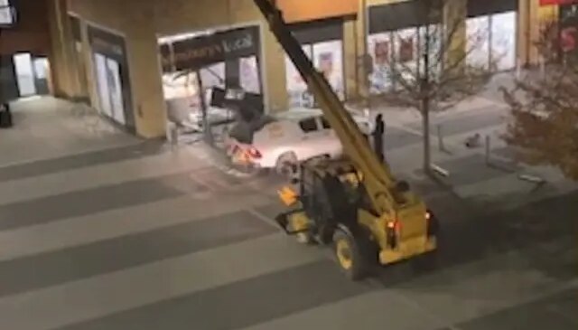 Hırsızlar telehandler kullanarak  ATM çaldı!