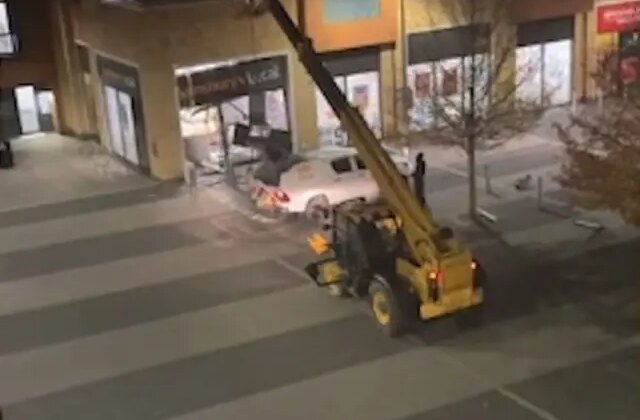 Hırsızlar telehandler kullanarak  ATM çaldı!