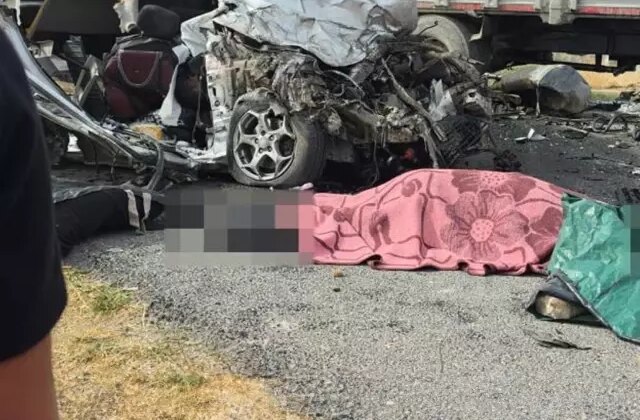 Hurdaya dönen otomobil bir aileye mezar oldu