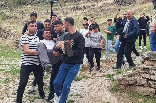 İlginç gelenek! “İlgisiz akrabalar” tek tek tespit edilip su dolu yalağa atılıyor
