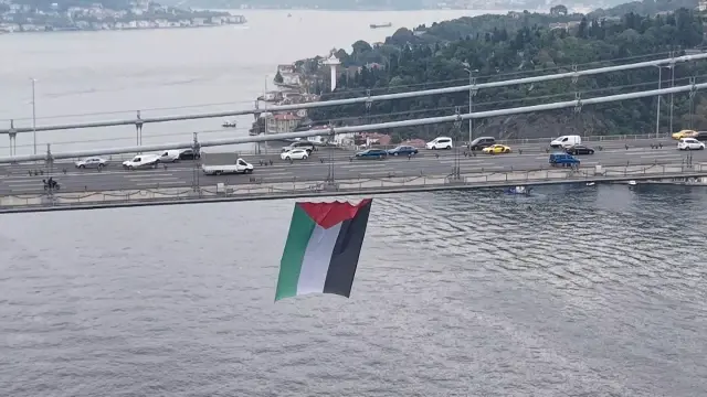 İstanbul Boğazı’ndaki köprülere Filistin’e destek için bayrak asıldı