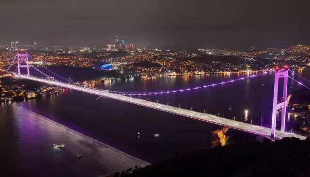 İstanbul’da köprüler pembe renkle aydınlatıldı