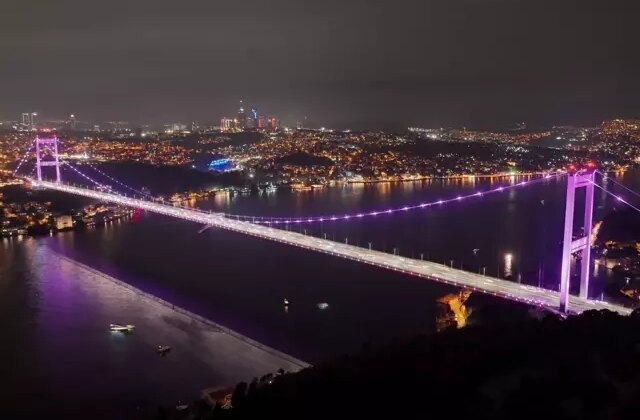 İstanbul’da köprüler pembe renkle aydınlatıldı