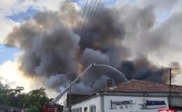 İzmir’de depo yangını! Ekiplerin müdahalesi sürüyor